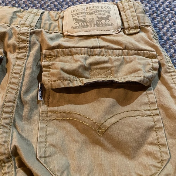 Levi cargo shorts. Sz 4 (3-4 yrs). Khaki color. 2 cargo pockets velcro closure. - Picture 7 of 7